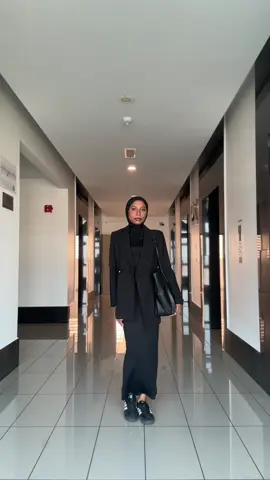 Love me a good blazer look for the first day st work   #worklife #OOTD #ootdhijab #irstudent 