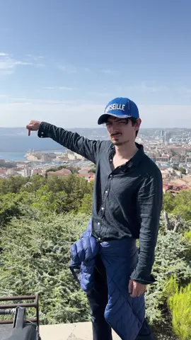 Théo Fernandez a une crampe au bras 