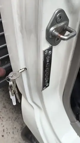 INSTALACIÓN DE CHAPAS DE SEGURIDAD HINO 300 🔑🚛 CALLE 17 96B-84 FONTIBON  SERVICIO A DOMICILIO 🔑  TELÉFONO 3223746270
