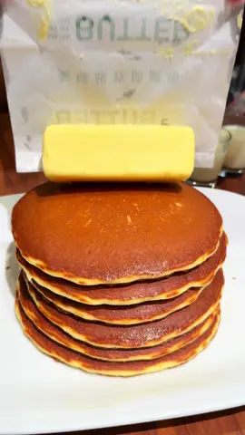 高級バター丸々1本使ったホットケーキ 東京駅にあるお店で、 ホットケーキを注文くんと北海道美瑛の丸々1本のバターに ホットケーキが3枚付いた贅沢なセットが提供される。 バターは香りよく濃厚でホットケーキと相性抜群。 是非行ってみてね。 📍BUTTER/東京駅 ホットケーキ ¥2,420 🏠住所: 東京都千代田区丸の内2-4-1 丸の内ビルディング B1F 🚃 最寄駅: JR東京駅から徒歩5分 ⏰営業時間:10:00 - 21:00 🗓️ 不定休 ———————— #東京グルメ #japanesefood #tiktokfood 