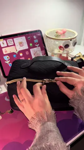 Hi hijabis!! This is a must-have travel pouch 👌💕#fypシ゚viral #fyp #organize #muslim #muslimah #hijabi #makeupbag #travelpouch 