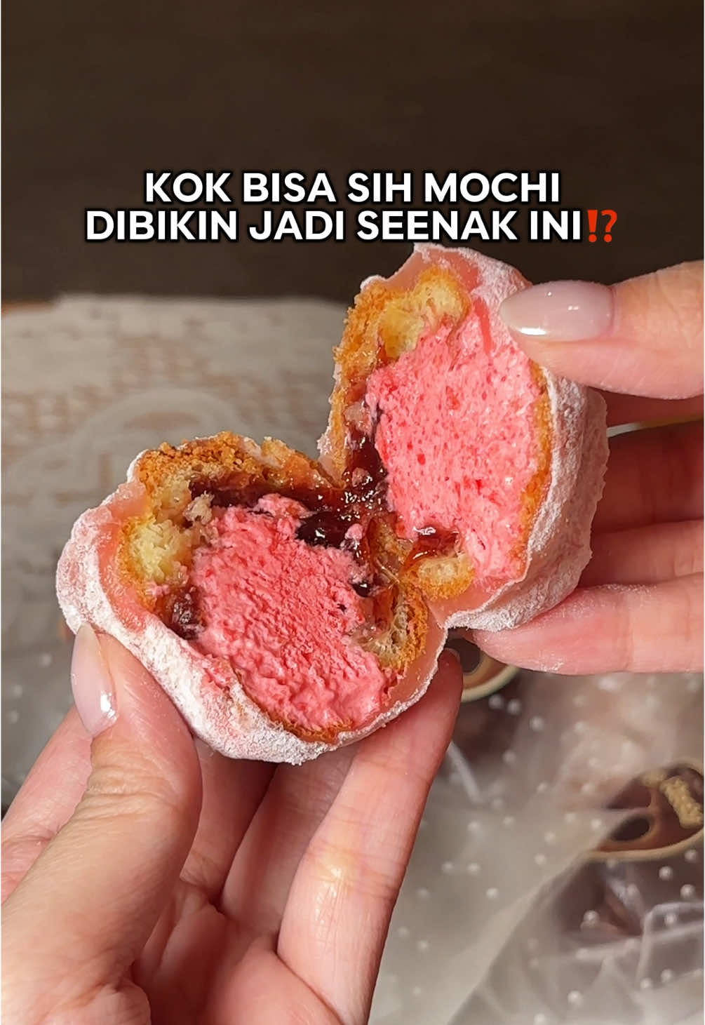 Baru tau ternyata mochi ice cream bisa seenak ini! Kombinasi mochi yang chewy dan es krim lembut tuh nagih pol, makan satu aja nggak cukup deh 🥹🫶 @classicalmochi.official  📍Classical Mochi Tersedia Offline & Online  #classicalmochi #oleholehjakarta #hampersjakarta