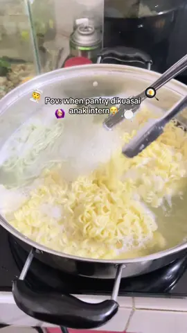 PIC said: “sok sok mau masak dan makan”😙☺️🤏🏻 (jam istirahat) #intern #internship #pantry 