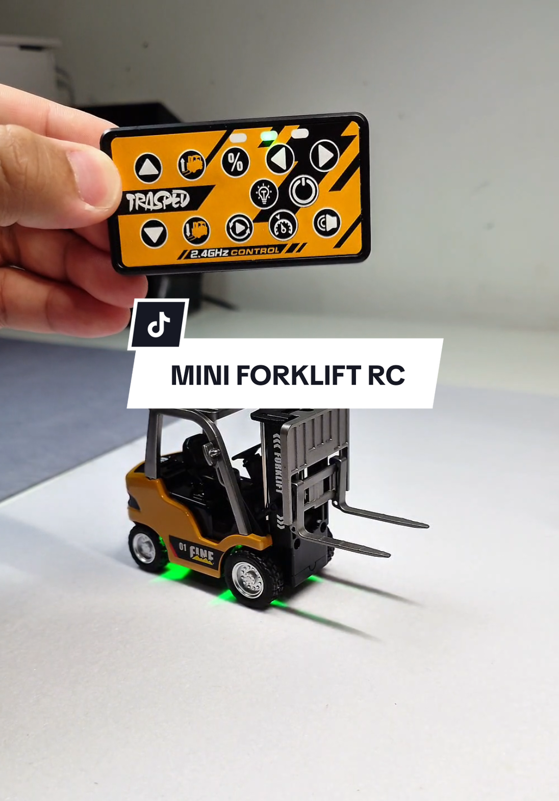 Model baru dari trasped 🔥 material besi dan plastic, charge guna cable type-c #forkliftrc #rcforklift #rctruck 