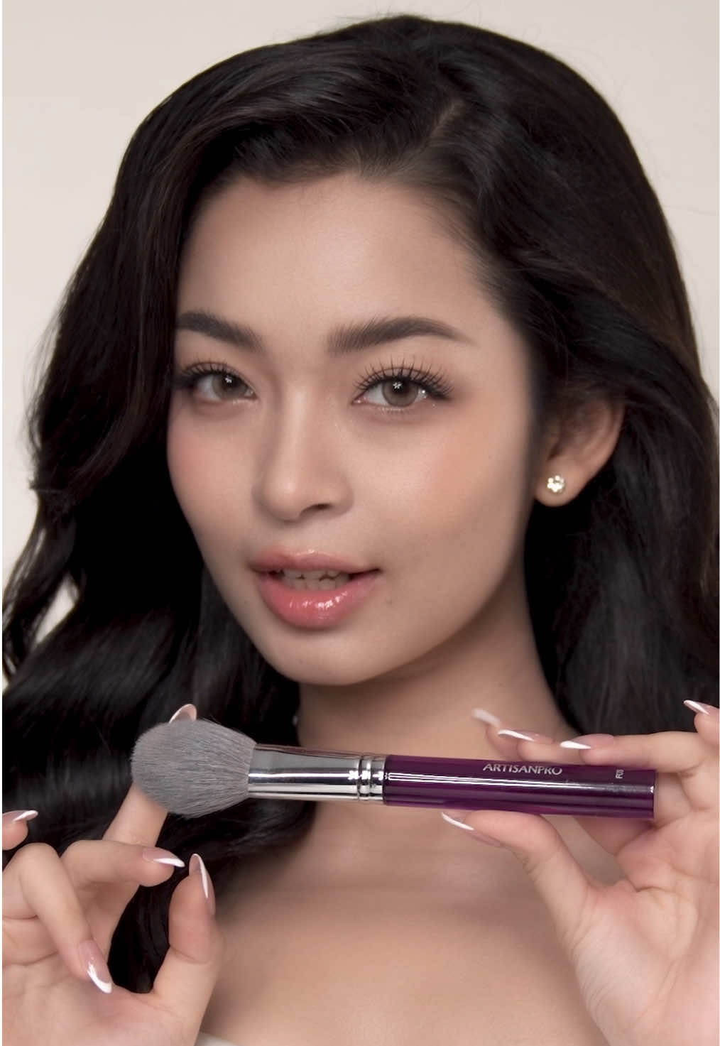 When your tools feel as luxurious as your results look. ✨ LE PINCEAU SIGNATURE isn't just a brush—it's an elevated, pro-level experience. Lembut dan presisi, crafted from a premium blend of natural and synthetic fibers, it ensures a flawless finish that truly melts into your complexion. Get ready for a blending process that feels incredibly comfortable and effortless. Try LE PINCEAU SIGNATURE and transform your makeup routine!  #addDIFFERENTcolors