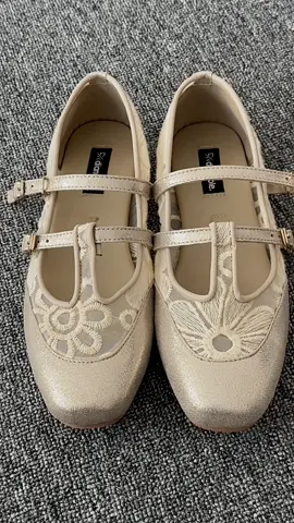 gold, lace, grace.. that’s Faye✨🌻