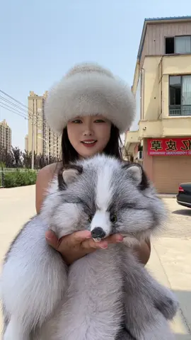 #fentysuperbrandday #工厂 #furs #Lovely #Fashion #fox #scarf #皮草 #Carrying #shawl #lady #collar #Tatcha 