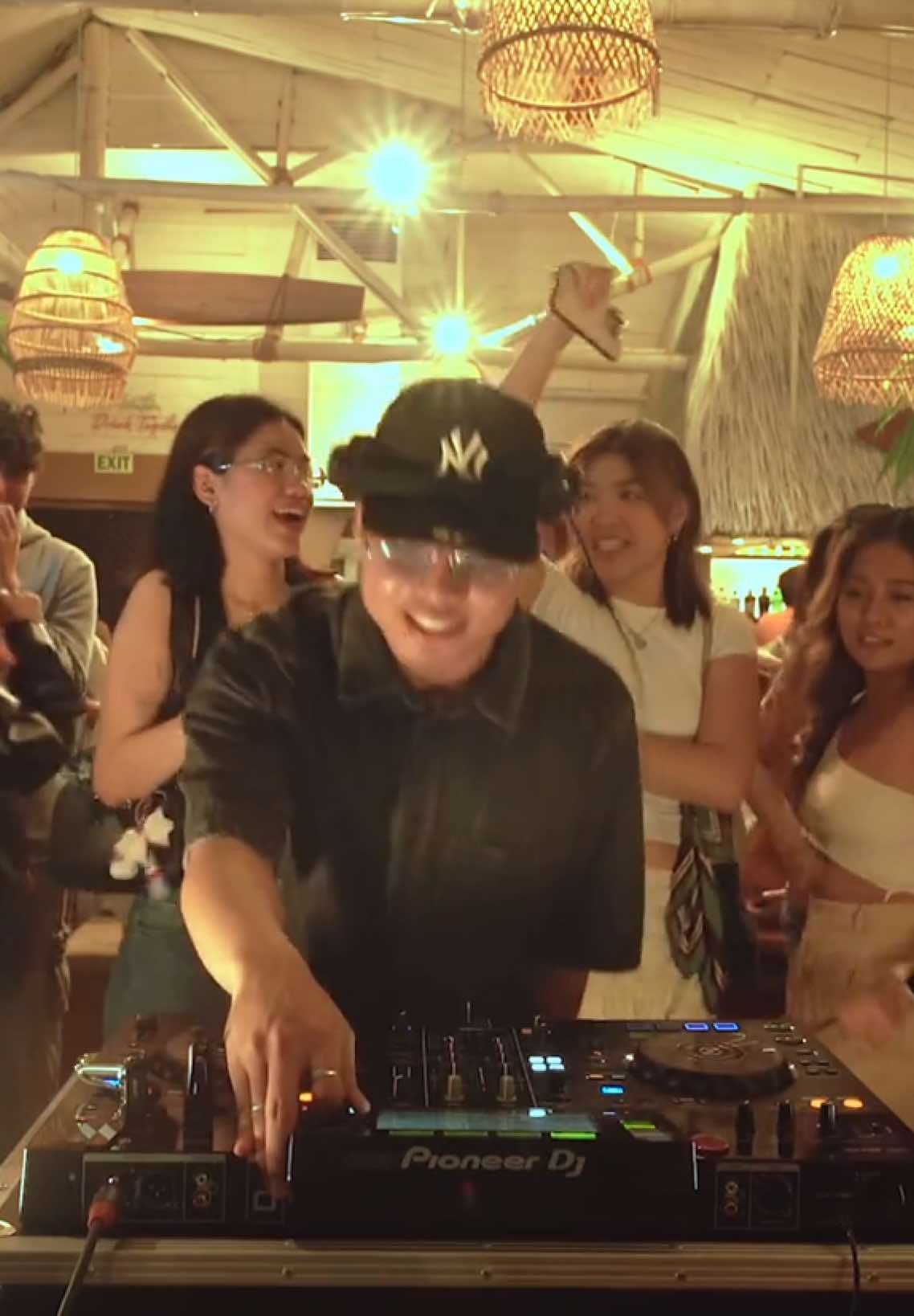 They were not expecting this transition 🤯 #djing #mixing #soberparty #coffeeparty