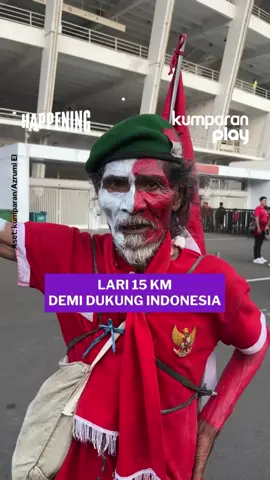Totalitas pakai atribut, rela berlari 15 km demi dukung Timnas U-23 di final Piala AFF. Itulah yang dilakukan M. Kurniawan. Meski tak lagi muda, semangatnya untuk mendukung skuad Garuda tak pernah surut. Ia datang dengan satu keyakinan, percaya bahwa 'Garuda Muda' bisa juara 🇮🇩🔥 Timnas U-23 akan menghadapi Vietnam di final Piala AFF U-23 yang digelar di GBK, Selasa (29/7) malam WIB. Aset: kumparan/Azrumi El #happening #update #bolasports #svt #ASEANU23Championship #timnasu23 #aseanu23 #indonesiavietnam #finalaseanu23 #gbk #supporterindonesia #timnasday #u23indonesia #garudamuda #timnasindonesia