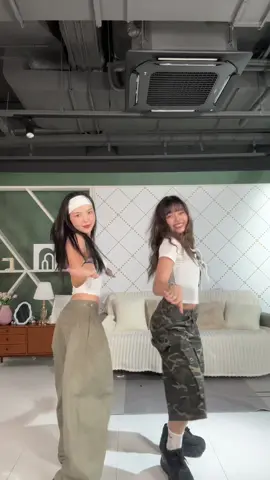 Reunited in korea 👯‍♀️💓