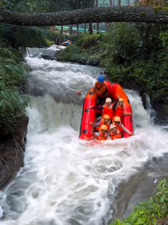 buat kalian yg di rumah aja ayooo liburanya ke sini aja pangalengan nihh bos senggol dong..... #wisatapangalengan #wisatahits #rafting #raftingpangalengan #arungjeram 