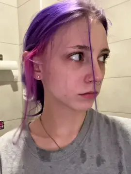 тетка наконец-то норм покрасилась и подстриглась всем смотреть