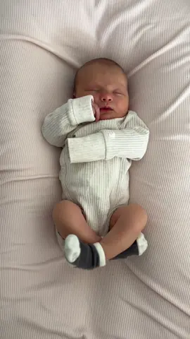 New born scrunch and stretches 🥰#newborn #2025babies #newmom #fyp 