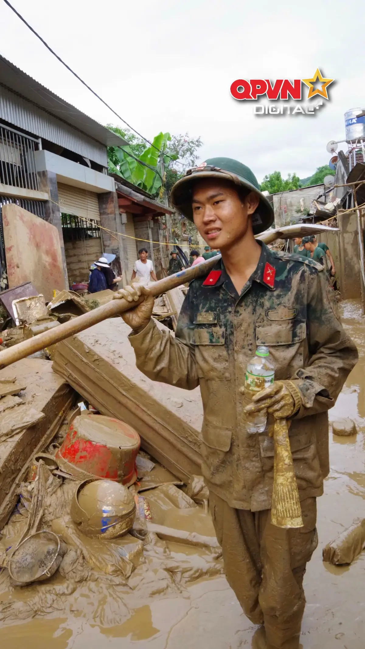 Chân ngập dưới bùn. Quần áo lấm lem. Tấm phù hiệu nơi ngực trái bùn đất đã bám vào không còn thấy rõ... những người lính ấy đã vượt qua tất cả để đến với dân. Giữa hoang tàn sau lũ dữ, giữa lớp lớp bùn non còn chưa kịp khô, giữa những mái nhà xiêu vẹo, họ kiên trì dựng lại từng nhịp sống. Không phải bằng hạt giống, mà bằng đôi tay chai sạn và trái tim chưa từng biết mỏi.  Hơn 1.700 cán bộ, chiến sĩ của Sư đoàn 324, Bộ CHQS tỉnh Nghệ An; Đoàn Kinh tế - Quốc phòng 4 và 1.300 cán bộ, chiến sỹ Dân quân địa phương đã băng rừng vượt lũ, mang theo lương thực, thuốc men và cả hơi ấm nghĩa tình, đến với nhân dân các xã Tương Dương, Con Cuông, Mường Xén.  Dù phù hiệu có rơi, dù áo quần có nhuốm bùn, hình ảnh Bộ đội Cụ Hồ vẫn rực sáng trong trái tim nhân dân. Giữa nơi thiên nhiên còn chưa kịp hồi sinh, họ đã kịp gieo lên những mầm xanh của tình người 🌱 📸 Ảnh: PV Hoàng Thái - Báo Quân khu 4 #quandoinhandanvietnam #qdndvn🇻🇳 #bodoicuho #vinhandanquenminh #trending #viral #fyi 
