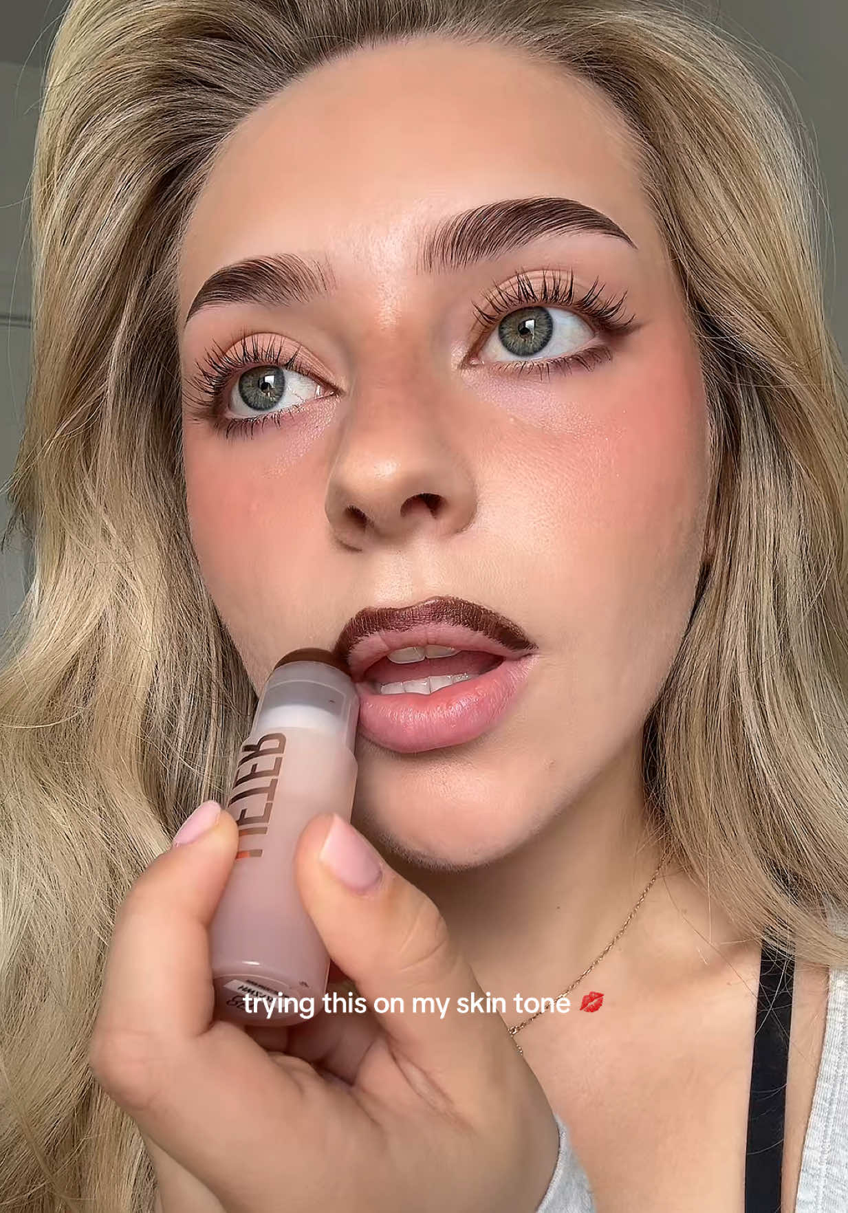 mix your contour, concealer & clear lip gloss for the perfect brown lip🤌🏼  inspo: @Weemily Ferreira  products i used: @Maybelline NY lifter stix in shade 85 + instant anti age concealer in shade 05 @Lancôme juicy treat in shade 00 clear  #makeup #lipcombo #makeuphacks #beautytips #asmr #makeuptransformation 