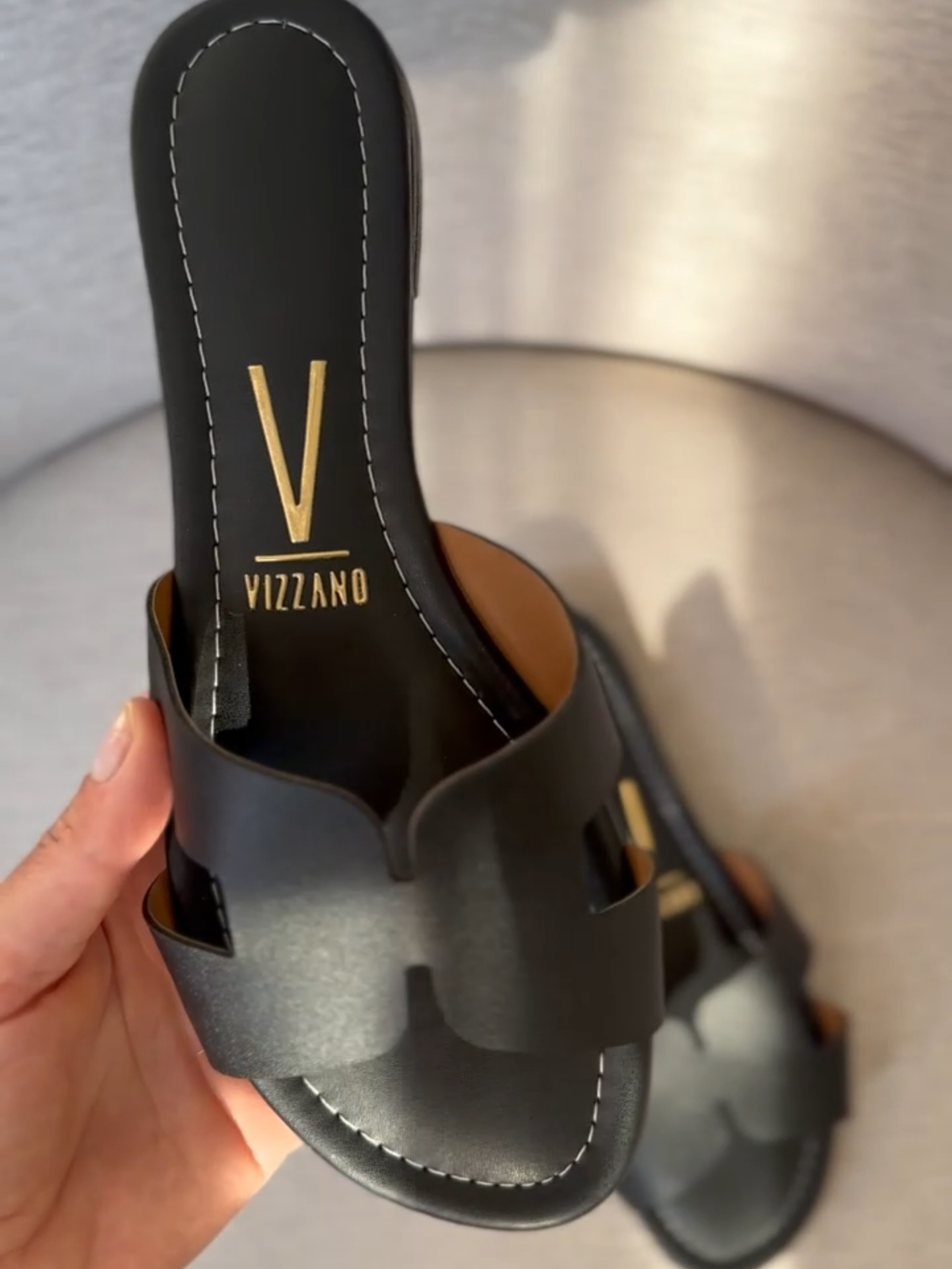 Essa Rasetirinha é para quem quer MUITA elegância 👡✨- A Vizzano provou que dá pra estar elegante e confortável o dia todo ✨ Look de sair, Look de trabalho ou só um passeio no fim da tarde — combina com tudo! Só comentar que a Onn separa uma especial para você 😘 #rasteirinhas #sandaliasfemininas #vizzano #modafeminina #TikTokFashion