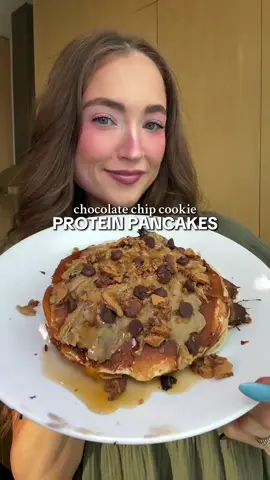 9g Protein Chocolate Chip Cookie Protein Pancakes with Legion Whey+ 🥞 Macros per pancake: 90 calories | 9g protein | 3.4g fat | 5g carbs Makes 10 pancakes 📝 Ingredients (for batter): ✔ 4 oz ripe banana ✔ 100 ml Fairlife fat-free milk ✔ 6 eggs ✔ 2 tbsp all-purpose flour ✔ 1 scoop Legion Salted Caramel Whey+ protein powder ✔ 1 tsp baking powder ✔ 2 tsp vanilla extract 🧁 Toppings (per serving): ✔ 7g Lily’s white chocolate style baking chips ✔ 1 Biscoff cream cookie ✔ 30g Twisted Dough Protein Cookie Dough (Cookie Monster flavor) ✔ 60ml sugar-free maple syrup 👨‍🍳 Instructions: 1️⃣ Add banana, milk, eggs, flour, baking powder, protein powder, and vanilla extract to a blender. Blend until smooth. 2️⃣ Heat a greased nonstick pan over medium heat. 3️⃣ Pour batter into the pan to form pancakes (about ¼ cup per pancake). 4️⃣ Cook 2–3 minutes per side or until golden brown and cooked through. Flip once bubbles form. 5️⃣ Stack pancakes and top with chocolate chips, Biscoff cookie, cookie dough, and sugar-free syrup. Enjoy warm! #proteinpancakes #highprotein #macrofriendly #breakfastrecipe #fitfood #chocolatechip #healthydessert #twisteddough #legionathletics #gymfood #fatlossfriendly #lowcalorie