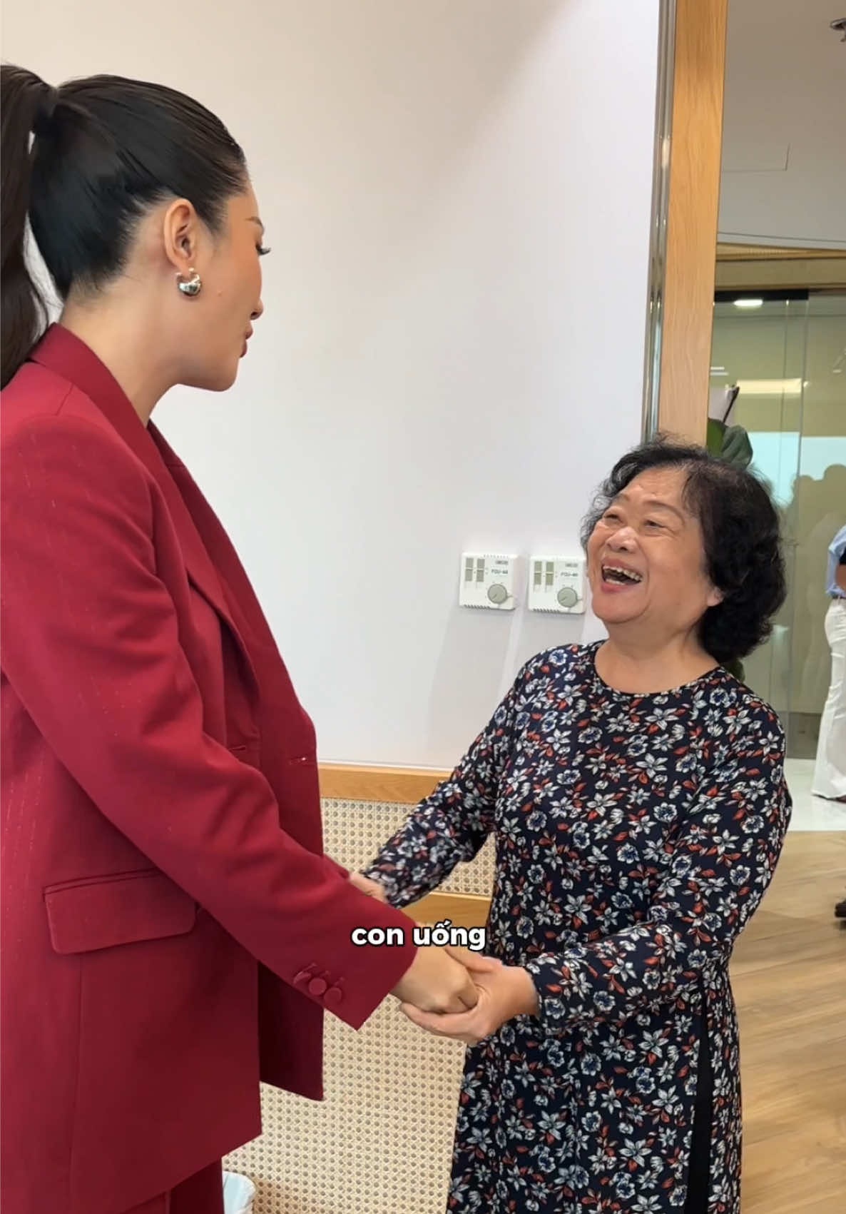 Một cuộc gặp gỡ khiến Hoa Hậu @Nguyễn Hoàng Phương Linh thật sự xúc động và tự hào. Được lắng nghe chia sẻ từ Bà Trương Mỹ Hoa - Nguyên Phó Chủ tịch nước CHXHCN Việt Nam, Chủ tịch Quỹ Học bổng Vừ A Dính là một vinh dự lớn đối với Linh. Trong ánh mắt và từng lời kể của cô Hoa, Phương Linh cảm nhận được một nguồn năng lượng sâu sắc, đầy tình yêu thương và tâm huyết dành cho thế hệ trẻ. Hoa Hậu Phương Linh tin rằng: khi những người đi trước vẫn luôn âm thầm vun bồi cho tương lai thì thế hệ trẻ càng có lý do để sống đẹp, sống có ích và không ngừng vươn lên. #MoDuongDenTuongLai #NguyenHoangPhuongLinh #MissCosmoVietnam #HoaHauHoanVuVietNam #VuADinhScholarship #VinaCapitalFoundation #UniMedia 