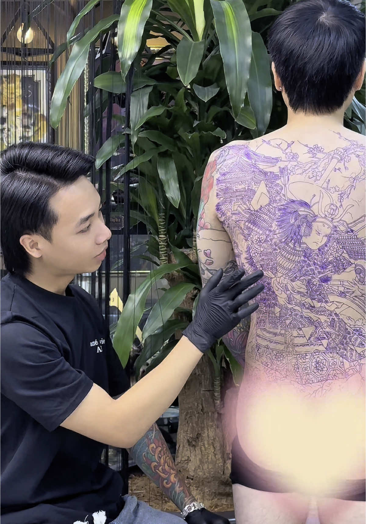 Một hành trình đi xăm của anh khách đến từ nước Mỹ. Mọi người cùng xem đến cuối video để xem tác phẩm của mình nhé. #samurai  #TattooFullBodyArt #TattooDesign #XămKhổLớn #TattooCáTính #TattooSángTạo #TattooChuyênNghiệp #TattooHotTrend #XỏKhuyênPiercing #TattooPhongThủy #XămTạoDáng #TattooTrend2025 #XămMiniPhongThủy #TattooForLove #XămPhongThủy 