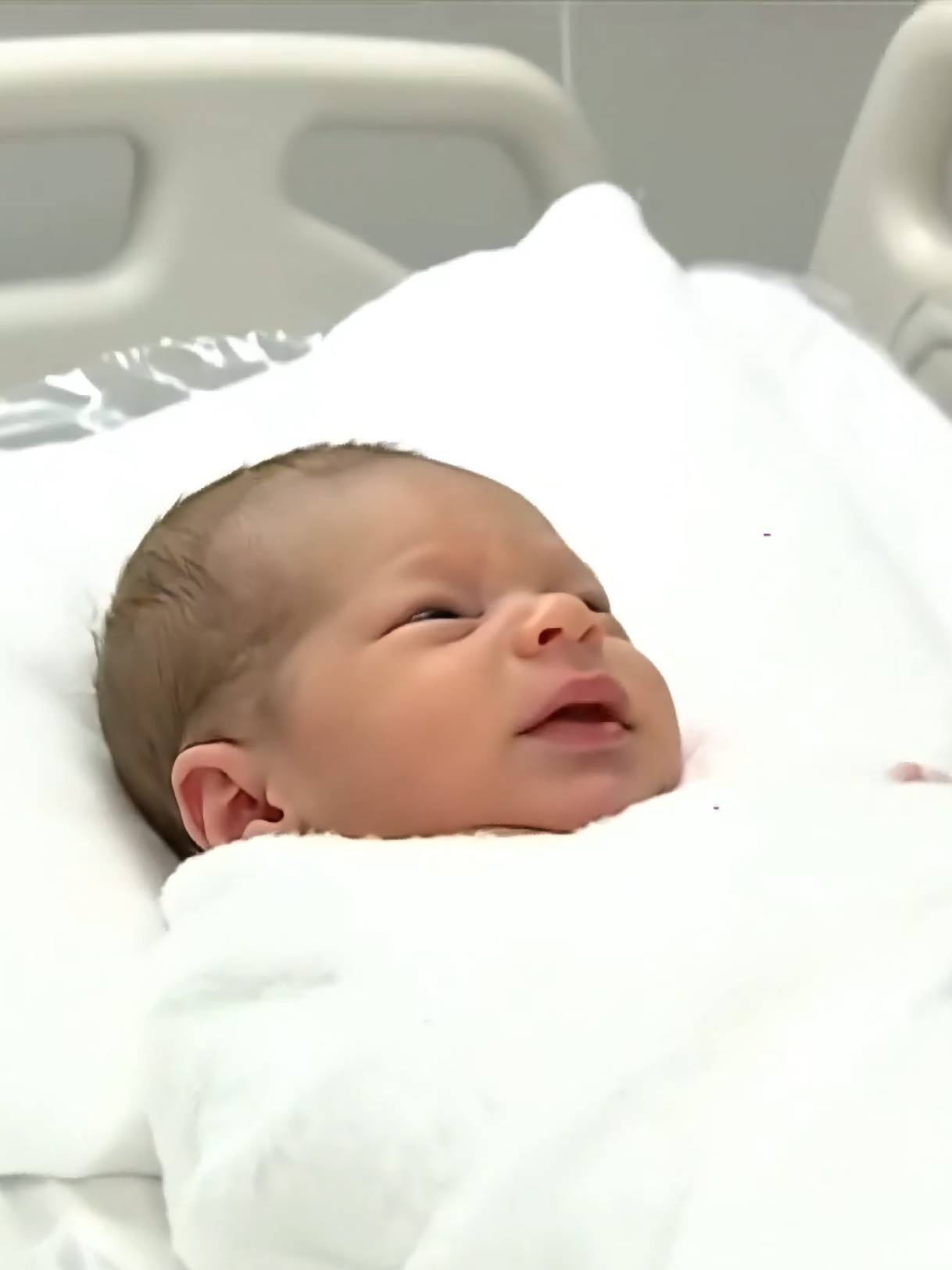 Bebê recém nascido já é muito esperto...  #veo3 #bebereborn #gemini #ia #bebe 