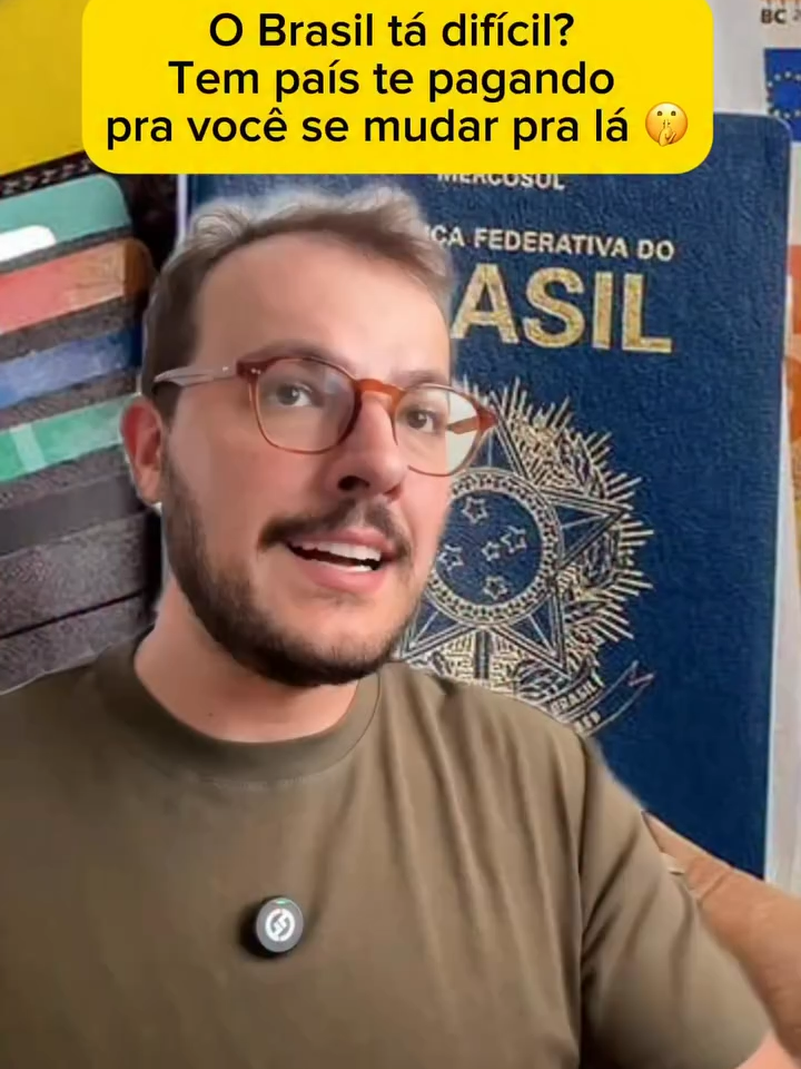 O Brasil tá difícil né? Esses países estão pagando pra você morar lá. 🌍💸 Sim, tem país bancando pra você começar uma nova vida — seja reformando uma casa abandonada, empreendendo ou apenas topando morar longe dos grandes centros. Cada lugar tem suas regras e exigências, mas todas são reais e acessíveis pra quem estiver disposto a recomeçar. 🟢 Irlanda: até €84.000 pra quem topar reformar uma casa em ilhas isoladas, como Inis Mór. O foco é revitalizar comunidades quase vazias. 🟢 Albinen, Suíça: paga até €60.000 por família jovem que compre ou reforme imóvel e fique no vilarejo por 10 anos. Tem bônus por filho. 🟢 Itália: cidades como Mussomeli e Sambuca vendem casas por apenas €1. Você precisa reformar, mas é a chance de ter um endereço na Europa quase de graça. 🟢 Chile: o programa Startup Chile oferece até €40.000 pra quem abrir uma startup lá. Vem com visto e suporte pro empreendedor. 🟢 Espanha (Ponga): prefeitura paga €3.000 pra quem se mudar, e ainda dá bônus por cada filho nascido na vila. 🟢 Canadá: províncias como Yukon, Thunder Bay e Newfoundland oferecem até €13.000 pra quem topar viver fora dos grandes centros. ⚠️ Mas atenção: cada país tem critérios. A maioria exige comprovação de renda, plano de residência ou reforma, e em alguns casos, filhos ou idade mínima/máxima. 👉 Qual o primeiro passo? Escolha o país que mais combina com seu perfil e procure o site oficial da prefeitura ou do programa local. Evite intermediários. Joga no Google: “nome da cidade + relocation program site” ou “startup visa + nome do país”. Se preferir, me segue que eu vou trazer mais links e orientações nos próximos dias. 💡 Dica bônus: muitos desses lugares priorizam famílias ou casais com filhos. Mas solteiros também conseguem, principalmente em programas de incentivo a empreendedores. 📌 Salva esse post pra consultar depois. ✈️ Marca aquele amigo que vive dizendo que quer sumir do mapa. 💬 Comenta qual país você encararia e por quê. ✅ E claro, me segue aqui pra não perder as próximas dicas que podem mudar sua vida.