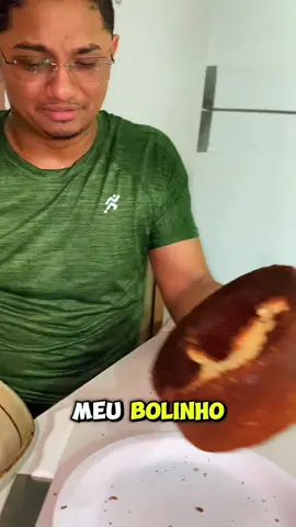 Ele cozinha bem, mas quando eu decido gravar da nisso kkkkk #fyp #humor #bolo 