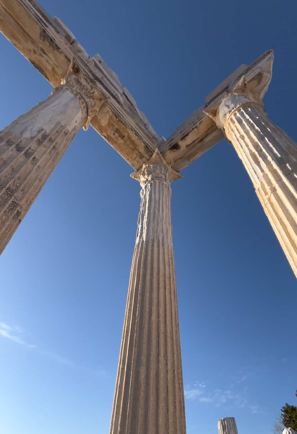 Adını; ışık, güzellik ve sanat tanrısı olarak bilinen Side kentinin baş tanrılarından Apollon’dan alan tapınak, görkemli tarihi ve arkeolojik kalıntılarıyla Antalya’da görülmeye değer bir miras. Roma İmparatorluğu’nun uzun yıllar devam eden barış sürecinde yapıldığına inanılan Apollon Tapınağı M.S. 150 tarihinde inşa edilmiştir. Side Antik Kenti’nin merkezinde konumlanan tapınak, Antik Roma'nın mimari zarafetinin en güzel örneklerinden birini sergiler. . . . #antalya #türkiye #turkey #side #mythology #Summer