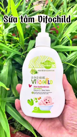 Bé chơi hồ bơi xong là da khô, dễ ngứa lắm đó nha 😖 Mẹ đừng lo, đã có Vifochild – sữa tắm thiên nhiên, dịu nhẹ, không cay mắt 👶🫧 Vifochild – dịu nhẹ như vòng tay mẹ 💧💗 #suatamtreem #vifochild #mevabe #chamsocdabe #suatamdinhcao #suatamthiennhien #TikTokMeVaBe