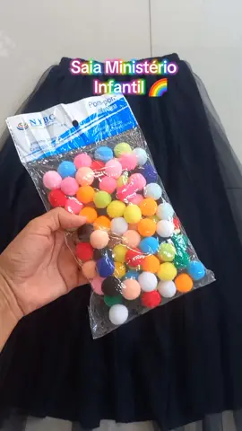 Olha que lindaaaa😍 Comprei essa saia de tule e esses pompons na Shoppe e colei os pompons com cola quente, não se esqueça de colocar algo em baixo do tule pra não grudar no forro da saia, aqui ei usei uma tampinha de plástico.   Eu amei o resultado 🌈🙌❤ #ministerioinfantil #saia #pompom 