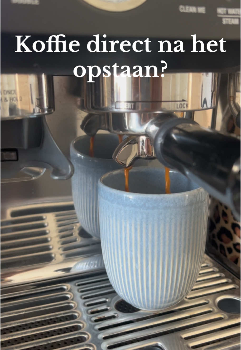 ☕️ Koffie op een lege maag? Misschien toch even wachten... ⁠ Wist je dat je lichaam ‘s ochtends al een natuurlijke piek in cortisol heeft, het stresshormoon dat je helpt wakker te worden? Als je dan meteen koffie drinkt, versterkt cafeïne die piek. ⁠Dat kan leiden tot meer stress, onrust, en een crash later op de dag. ⁠ 📈 Wat betekent dat? Meer cortisol = verhoogde stressreactie Meer kans op hartkloppingen, spanning, rusteloosheid Zeker als je gevoelig bent voor stress of angst, kan dit klachten verergeren.  ⁠ 💡 Tip: Wacht 60–90 minuten na het opstaan en eet eerst je ontbijt voor je die eerste kop neemt. Je lichaam (en humeur) zullen je dankbaar zijn. ⁠ #koffie #gezondheid #cortisol #voedingstips #koffietijd #stresshormoon 