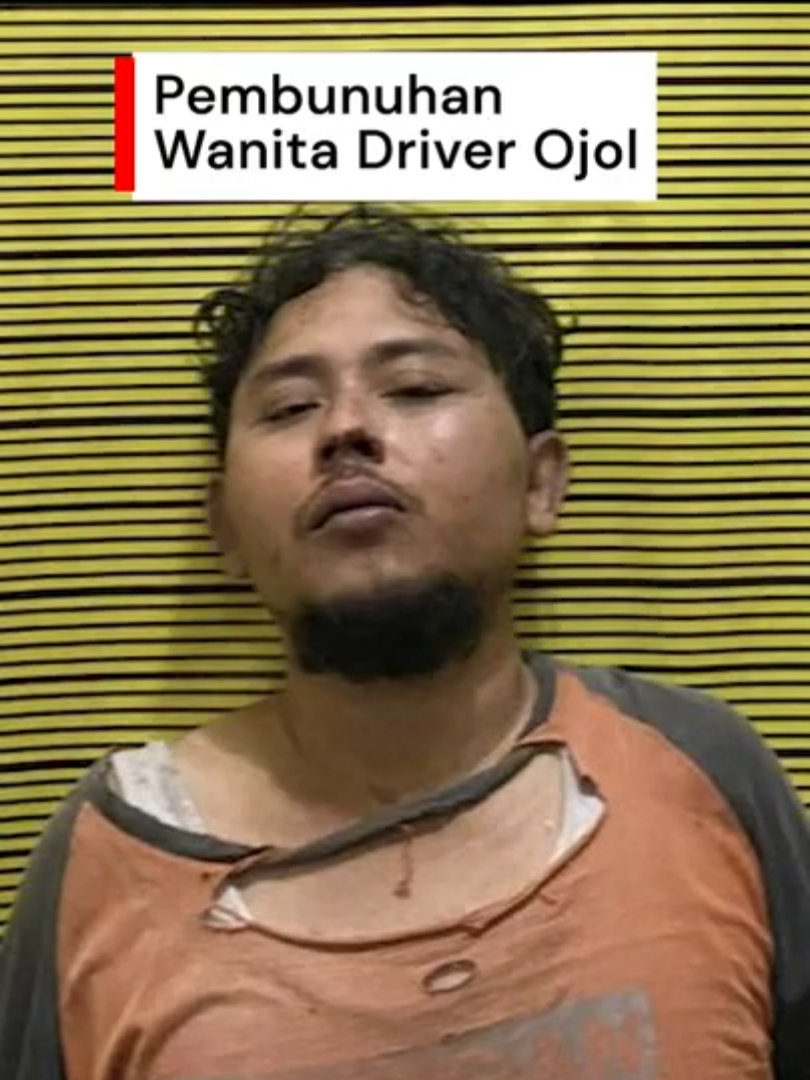 Polisi telah meringkus pria diduga pembunuh wanita driver ojol asal Sidoarjo berinisial SAC (30). Pria diduga menganiaya korban hingga meninggal, membungkus jenazahnya dengan kardus dan plastik, lalu dibuang di tepi jalan di Kedamean, Gresik. Pria sadis itu berinisial SR (36), warga Sidoarjo yang kini tinggal di Menganti, Gresik. Dia diringkus oleh polisi saat berada di rumah kontrakannya di kawasan Menganti, Gresik sehari setelah jenazah korban ditemukan. Creator: Jemmi Purwodianto #pembunuhandriverojol #driverojol #ojol #detikcom