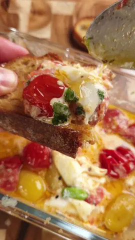 Burrata Ofentomaten, perfekt zum Brot eintunken oder als Pastasauce Knusprig geröstetes Brot trifft auf cremigen Burrata und ofengebackene Cherrytomaten mit Knoblauch, Olivenöl und frischen Kräutern. Die perfekte Beilage für Grillabende – oder Basis für eine schnelle Pasta. Zutaten: - Cherrytomaten - Burrata - Knoblauch - Frischer Thymian - Frischer Basilikum - Olivenöl - Salz, Pfeffer - Brot oder Baguette Zubereitung: 1. Cherrytomaten in eine Auflaufform legen, mit Olivenöl, Knoblauch, Thymian, Salz und Pfeffer vermischen. 2. Bei 200 Grad ca. 15 Minuten im Ofen backen, bis die Tomaten aufplatzen. 3. Burrata und frischen Basilikum zugeben und mit Gabeln cremig verrühren. 4. Mit geröstetem Brot servieren – perfekt zum Dippen oder als Pastasauce verwenden. #burrata #tomaten #sauce  #sommerrezept #pastasauce #bbq 