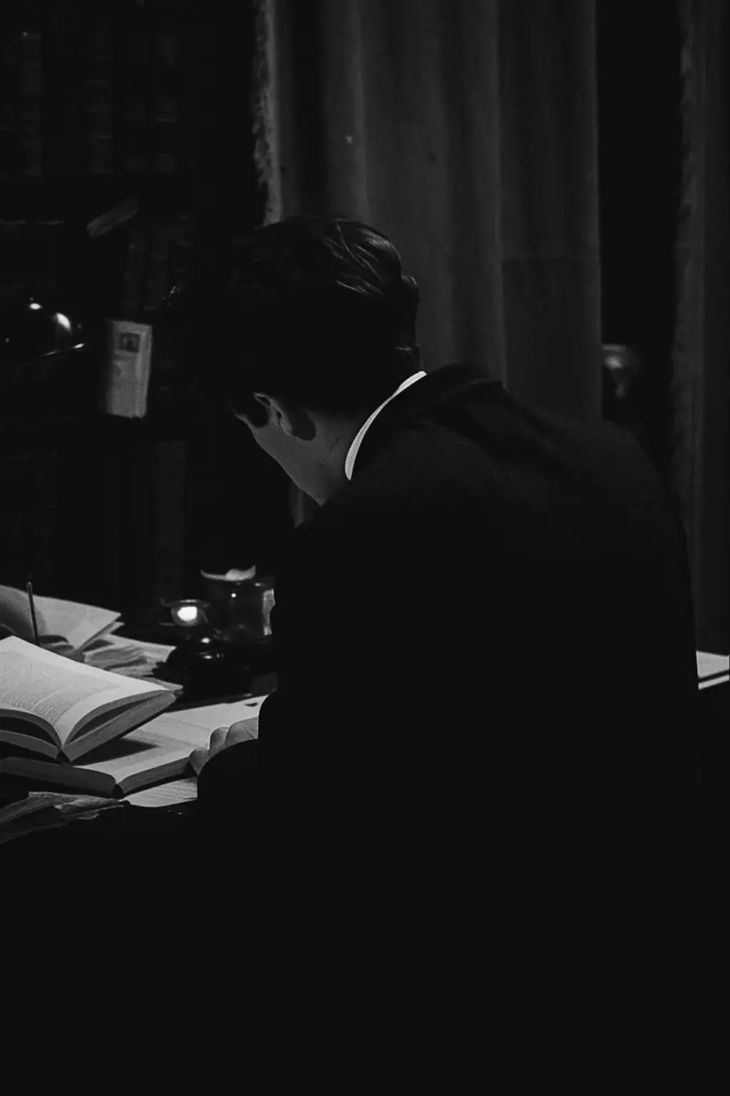 أجلس مع نفسي فلا أعرف من يجلس مقابلي هناك وعي يسكن جسدي لكني لا أملك يقينًا بأنه لي كل ما أظنه أنا ربما يكون قناعًا صنعته الظروف أو قفصًا ورثته دون اختيار أحدق في المرآة فأرى ملامحي لكن من قال إن الملامح تعني الحقيقة من قال إن الاسم الذي أحمله هو أكثر من صوت مؤقت ربما أنا فكرة مجرد فكرة زرعها الآخرون في ذهني ثم صدقتها أحيانًا أشعر أني لست من يتكلم باسمي أن أفعالي لا تشبهني وأن ردودي جاهزة قبل أن أكون موجودًا أنا لست أنا لأن أنا تتغير كل يوم تتألم تتشكك تنهار ثم تنهض بهوية جديدة لم أخترها فمن أكون سؤال لا يجيب عليه العقل ولا يسعفه المنطق لأن الحقيقة قد لا تكون موجودة أصلًا إلا في وهم نسميه الذات.  #كتاباتي  #السعوديه #اقتباسات #foryou #خواطر 