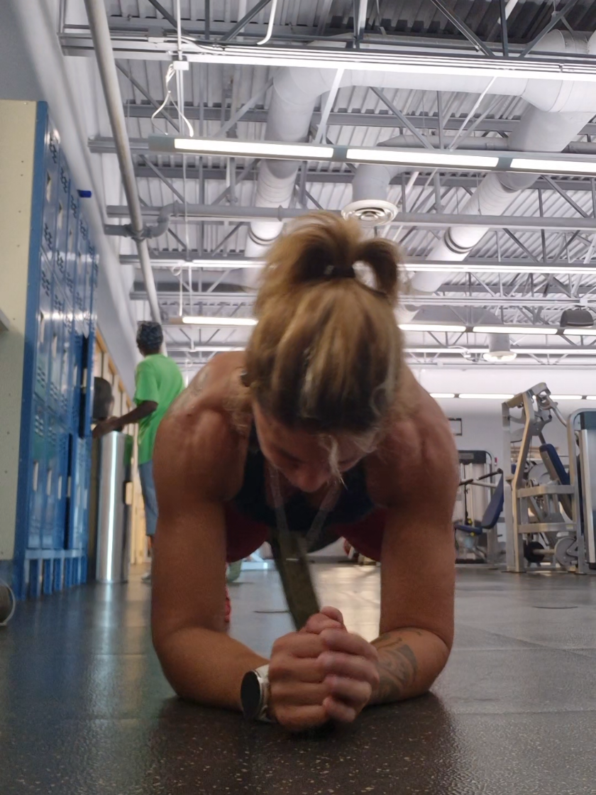 #EscuchaTuÑam #northmiami #femalemuscle #47yearswoman #personaltrainer #womanmotivation #Fitness #fitnessprogress #shoulders 