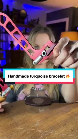 Hello guys and happy Tuesday! I have a Jewelry making tutorial (throwback) for you today! we are making a bezel setting for this gorgeous TURQUOISE and for very tiny ones too! 👀 I was playing with a looot of fire, had to melt some metal, and solder everything into a split shank bracelet 🔥 it reminds me of a sandy beach, and I love it that way! #jewelrytutorial #metalsmithing #silversmithing #handmadejewelry #bracelettutorial 