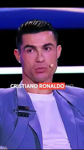 Cristiano Ronaldo no tiene ni un solo tatuaje. Y no es por imagen, ni por religión, ni por superstición. Es porque dona sangre varias veces al año, y los tatuajes pueden impedirlo. Mientras muchos jugadores se llenan la piel de tinta, él eligió salvar vidas con la suya. Porque su cuerpo no solo le pertenece al fútbol… también a quienes lo necesitan. 🩸⚽ #C#CristianoRonaldoC#CR7C#CuriosidadesFamososF#FutbolTikTokVidaDeFamosos#news 