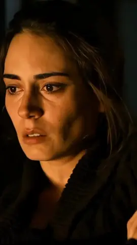 Seni Değiştirmeye Çalışırken Kendimi Kaybettim” | İlişkilerde Kimlik Erozyonu 🧠💔 Bir ilişkide, özellikle duygusal yakınlık arttıkça, karşımızdakinin davranışlarını değiştirme arzusu sağlıksız bir alışkanlığa dönüşebilir. Sürekli olarak “onu nasıl yumuşatırım, nasıl daha iyi biri yaparım?” diye düşünürken fark etmeden kendi içsel dengemizi yitirebiliriz. Psikolojide bu sürece öz kimlik erozyonu (ego depletion) denir; kişi, sürekli çabalarken kendi sınırlarını, değerlerini ve kişiliğini fark etmeden aşındırır. Ve en sonunda “ben böyle biri değildim” cümlesiyle yüzleşiriz. İlişkiler, gelişim alanı yaratabilir; ama bu, iki tarafın da sınırlarına ve benliğine saygı duyularak mümkün olur. Sadece bir taraf sürekli şekil değiştirdiğinde, ilişki değil sadece birey bozulur. Unutma: Birini değiştirmek için çıktığın yolda, en çok değişen sen oluyorsan — bu sevgi değil, bir savaşın içindesin demektir. Ve bazen en sağlıklı adım, savaşı değil, kendini korumayı seçmektir. 🕊️  #kesfet #psikoloji #psikolojikdanışmanlık #keşfetedüş #kesfetteyiz #fypシ #farkındalık #konya 