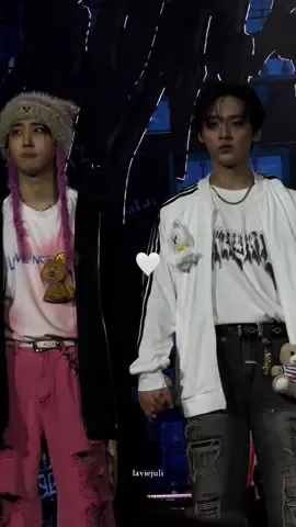 He said nah but then okayyy #minsung #paris #dominatetour #straykids #leeknow #hanjisung @Stray Kids 