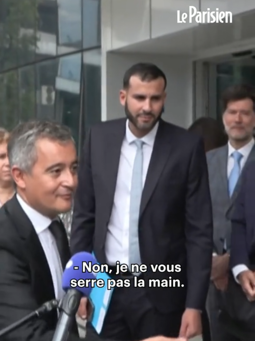 Ce mardi, en marge d’un déplacement au tribunal de Nanterre (Hauts-de-Seine), et à l'issue d'un échange avec la presse, le ministre a été interpellé par deux avocats, Me Aziz Smira et Me Camilla Quendolo. Cette dernière a refusé de lui serrer la main au moment de lui poser une question. #sinformersurtiktok #clash #geralddarmanin #avocat 