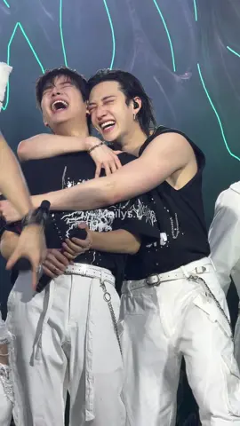 The hug !!!! 😭😭😭😭😭 #dominate_paris #dominate_parisday2 #dominate_europe #straykids #skz #stay #socialpath #bangchan #seungmin #dominateworldtour #dominate_worldtour #paris #stadedefrance  @Stray Kids 
