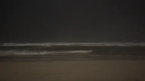 في ظلام الليل، البحر يصير غامض وساكت كأنه يخفي بين أمواجه أسرار العابرين صوت الموج يضرب الشط كنبض قلبٍ حاقد ونسمات الريح تمرّ، كأنها حنين سنين رائحته ملح، لكن بطعمه وجع السنين الماضية وأرضه قاع ما يرحم من يغوص في عمقه الحزين كل موجة تحكي حكاية عن روح ضايعة وتايهة وكل سكونه يكتب قصيدة عن وجع الحالمين