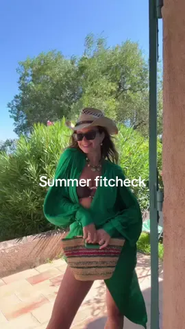 Beachy fit check 💜🌶️🍸🍋💘  #fitcheck #OOTD #summeroutfit #beachfit #sainttropez 