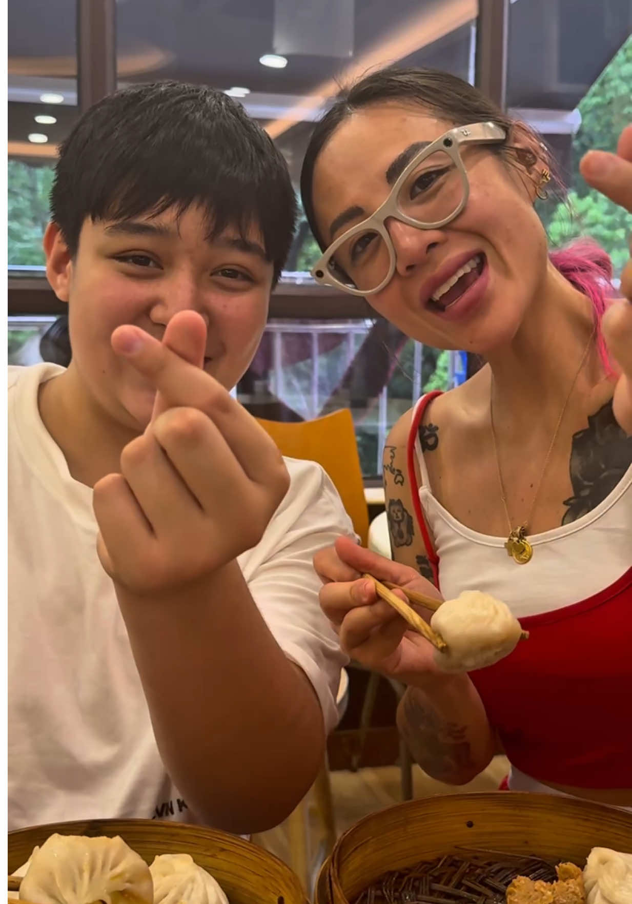 @bachin_rosychin 🌏 A Shanghai non potevo perdermi i famosissimi xiao long bao! Questi ravioli ripieni di brodo sono un vero must per ogni amante della buona cucina. Ogni morso è un'esplosione di sapore: la pasta, il brodo caldo e il ripieno succulento creano un abbinamento perfetto! 😍 Non vedo l'ora di portare questa tradizione culinaria nelle mie raviolerie, unendo i sapori orienTALIANI con la pasta italiana nei nostri BaChin. STAY TUNED ! #XiaoLongBao #Shanghai #Foodie #CucinaAsiatica #TradizioneCulinaria #BaChin #Ravioli #TravelEats #FoodLovers 