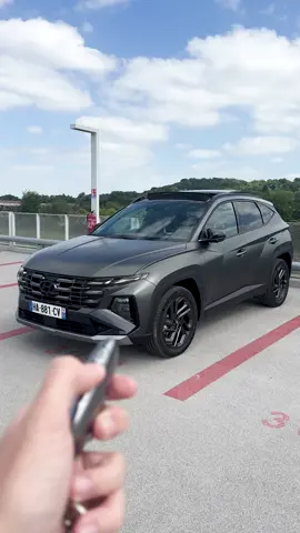 🎥🤖 Hyundai Tucson 20e Anniversaire – Quand la technologie te simplifie (vraiment) la vie ! Deux options bluffantes que t’as sûrement jamais testées 👇 👉 Remote Smart Parking Assist : la voiture sort toute seule du parking, sans personne à bord 😳 👉 Caméra d’angle mort dans les compteurs : clignotant = affichage en direct dans l’écran digital 👀 Sécurité, confort et effet “waouh” en série. Tu trouves ça gadget ou c’est l’avenir ? 👇 #HyundaiTucson #TucsonHybrid #20eAnniversaire #RemoteSmartParking #BlindSpotCamera #TechAuto #VoitureHybride #SUVModerne #TikTokAuto #InstaAuto #speedup #speeduppaul @hmsgofficial