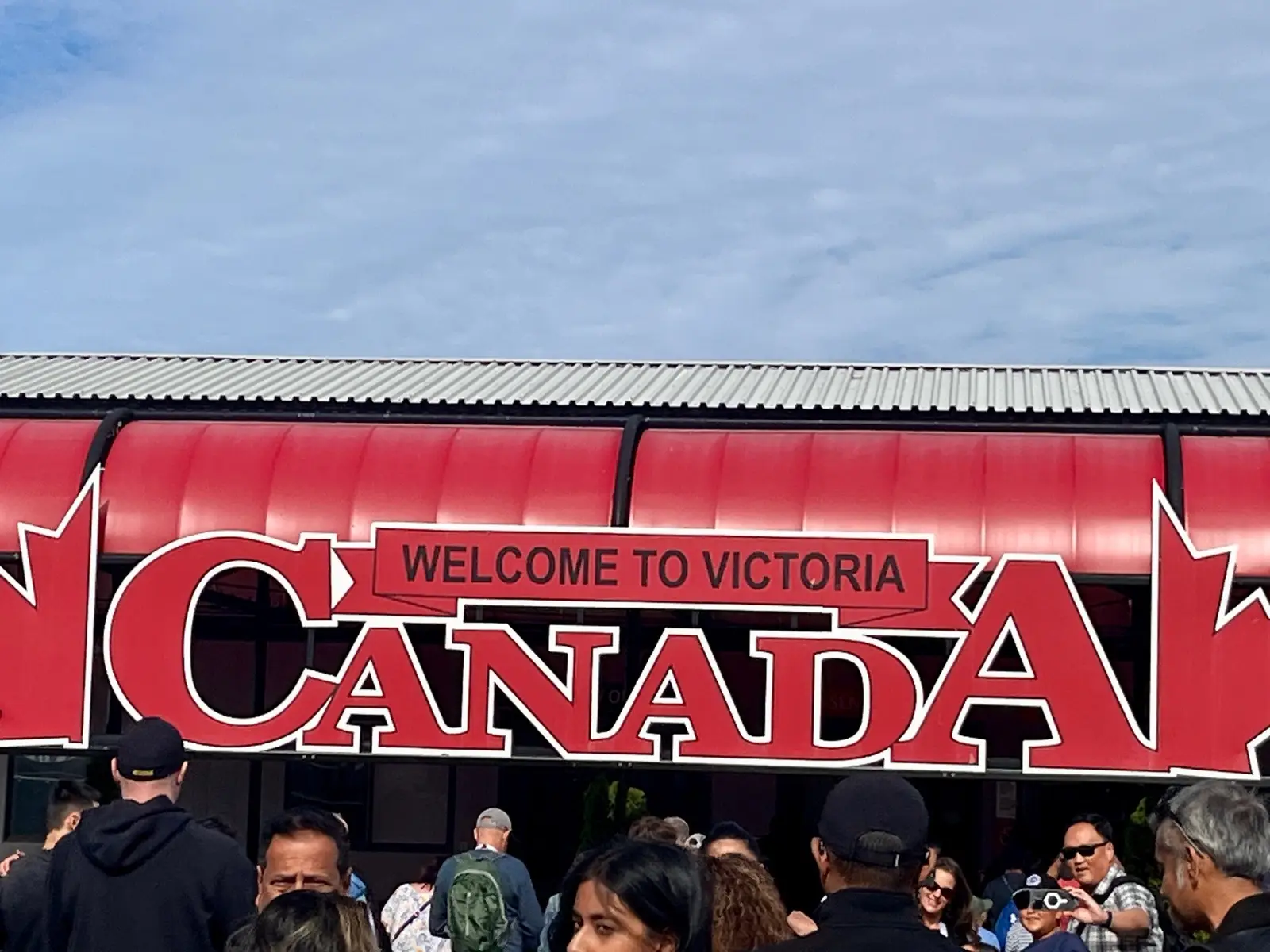 This was a nice port. It was odd though, a lot of the stores and restaurants were closed even though it was just a random Thursday at 4:30pm. #victoria #canada #beautifulsky #shopping #deer #travel #travelphotography 