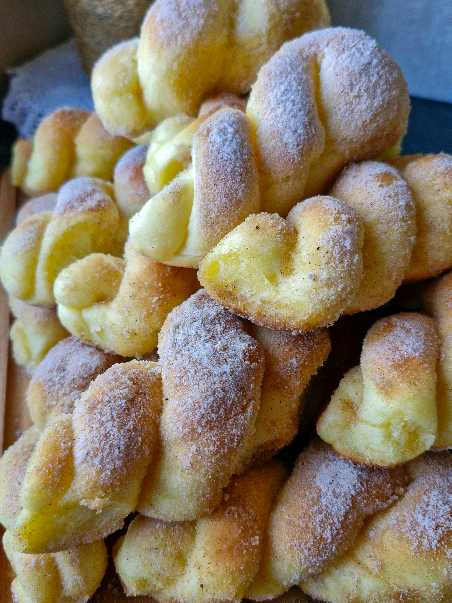 Rosquinhas amanteigadas com açúcar e canela 🥨 Simplesmente maravilhosas se você nunca comeu te convido a fazer essa delícia 🥨 Já separa os ingredientes e bora pra cozinha 😀🥨 Ingredientes massa 🥨🥨 300ml de leite morno  2 ovos  6 colheres de sopa de açúcar  Meia colher de sopa de sal  2 colheres de sopa de margarina ou manteiga  10g de fermento biológico seco  700g aproximadamente de farinha de trigo  Para passar as rosquinhas 150g de manteiga sem sal derretida 1 xícara de açúcar de confeiteiro  1 colher de sopa de canela em pó  Modo de fazer No vídeo 📹 📹  Me rendeu 25 rosquinhas de 50g cada  Se fizer me conta depois e não esquece de me seguir para mais porque aqui têm receita boa toda semana 🥰💛🌻 . . . #receitas #rosquinhacaseira #roscaamanteigadas #cafe #tiktok #rosca #tiktok 