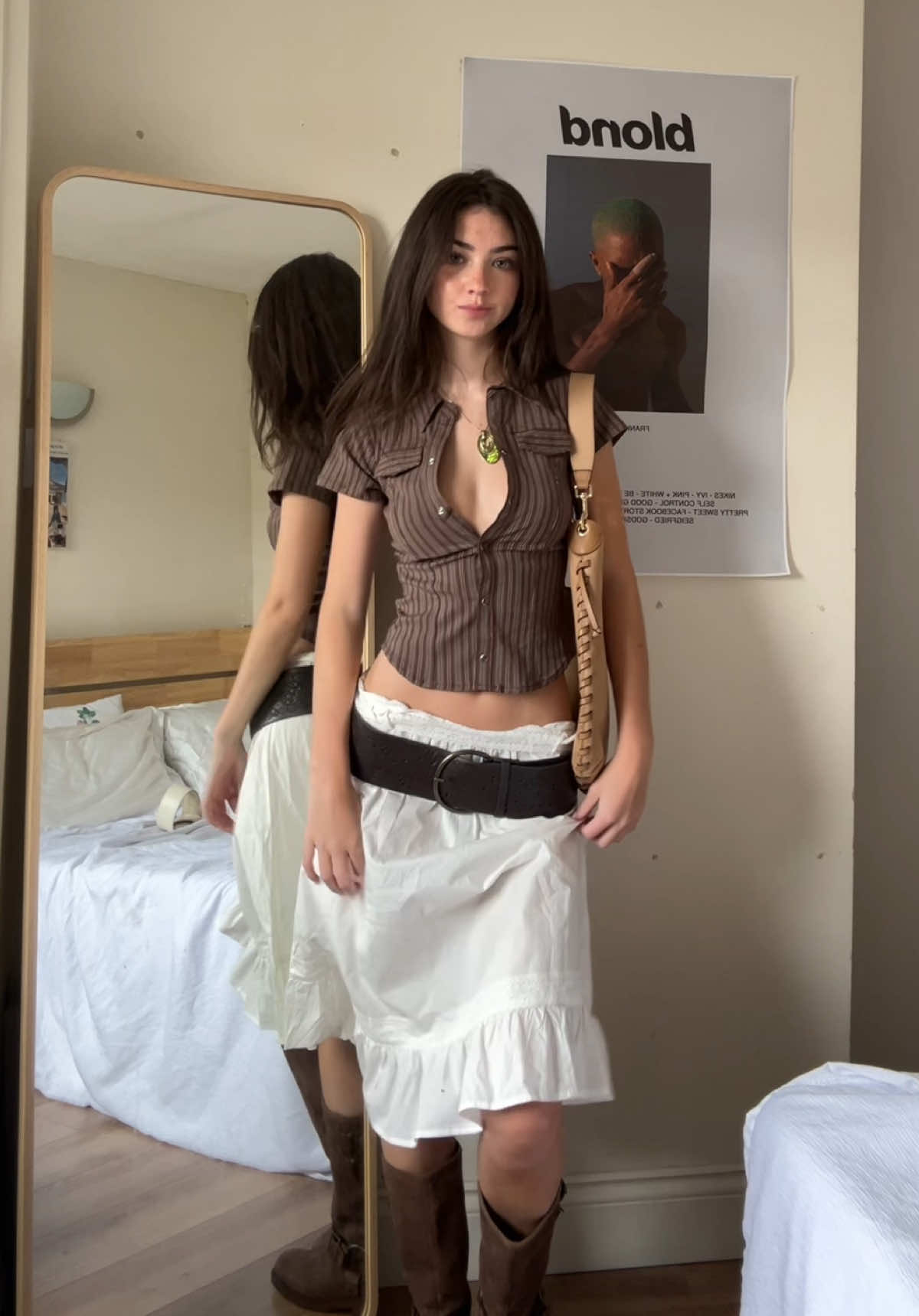 ur sign to turn ur dresses into skirts  top/skirt - @Urban Outfitters Europe  boots/ bag- @H&M  belt - @Free People 