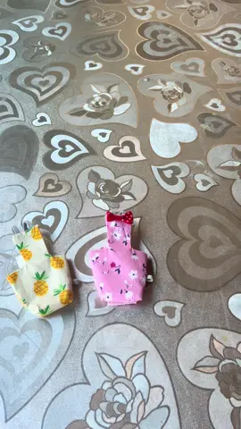 Mi pequeña Lola siempre bien guapa y presumida 🫶🏻❤️ aquí tenéis la forma correcta de colocar un pañal a vuestro #lorito o #ninfas  si los sacáis de paseo en vuestro hombro van geniales asi olvidamos las manchas en la ropa ( recordad llevar recambios encima ; ya que cada vez que se nuestro lorito se inclina , es indicio que tenemos un regalito 💩#pañalesloritos #miscompañeros #cotorraargentina espero que os guste ✌🏻☺️ pd. Los pañales son re-lavables y reutilizables 🔝👍🏻