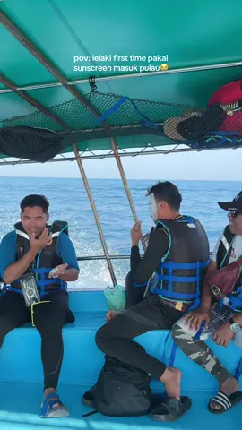 ni pakai sunscreen ke pakai skincare ni😭😆 cuba tolong tag abang abang ni guys🤭 terhibur kita hahaha #daytrippulauredang #redangisland #amazingterengganu #fypシ゚ #fyp 