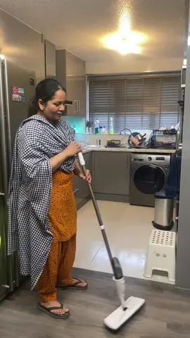 Spray mop for cleaning the floor easy to use #tiktokshop #pat28#waheguru_mehar_kre #🙏🙏🙏🙏 